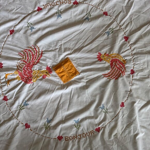 Hand-Embroidered Rooster Floral Tablecloth Patio Table Bonjour 58” Round White - Picture 2 of 12